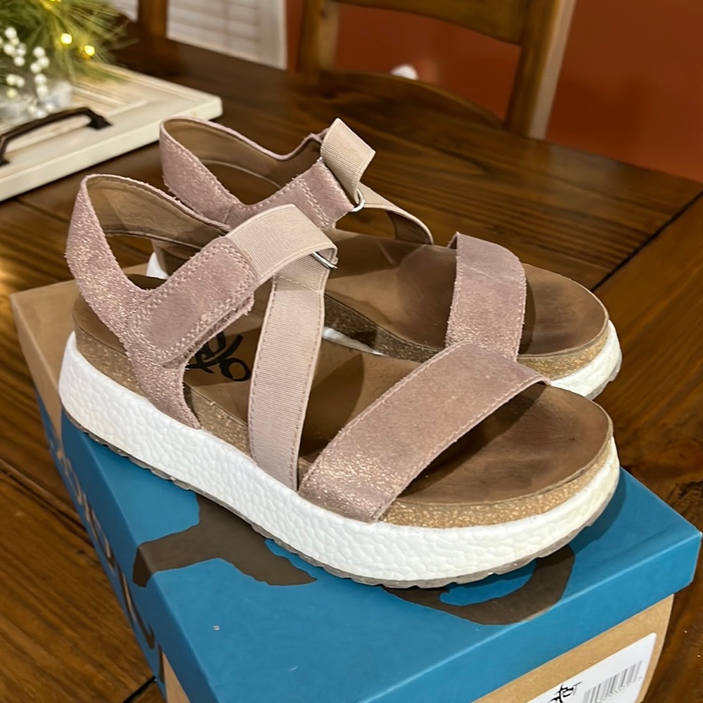 So very soft and comfy. OTBT Sandal!